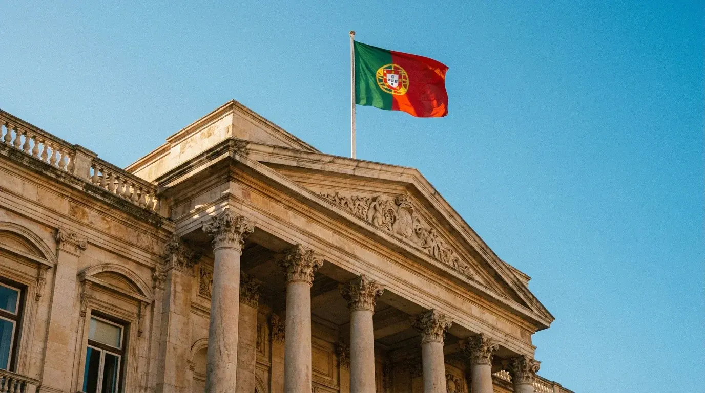 Edifício institucional em Lisboa com bandeira de Portugal hasteada à entrada